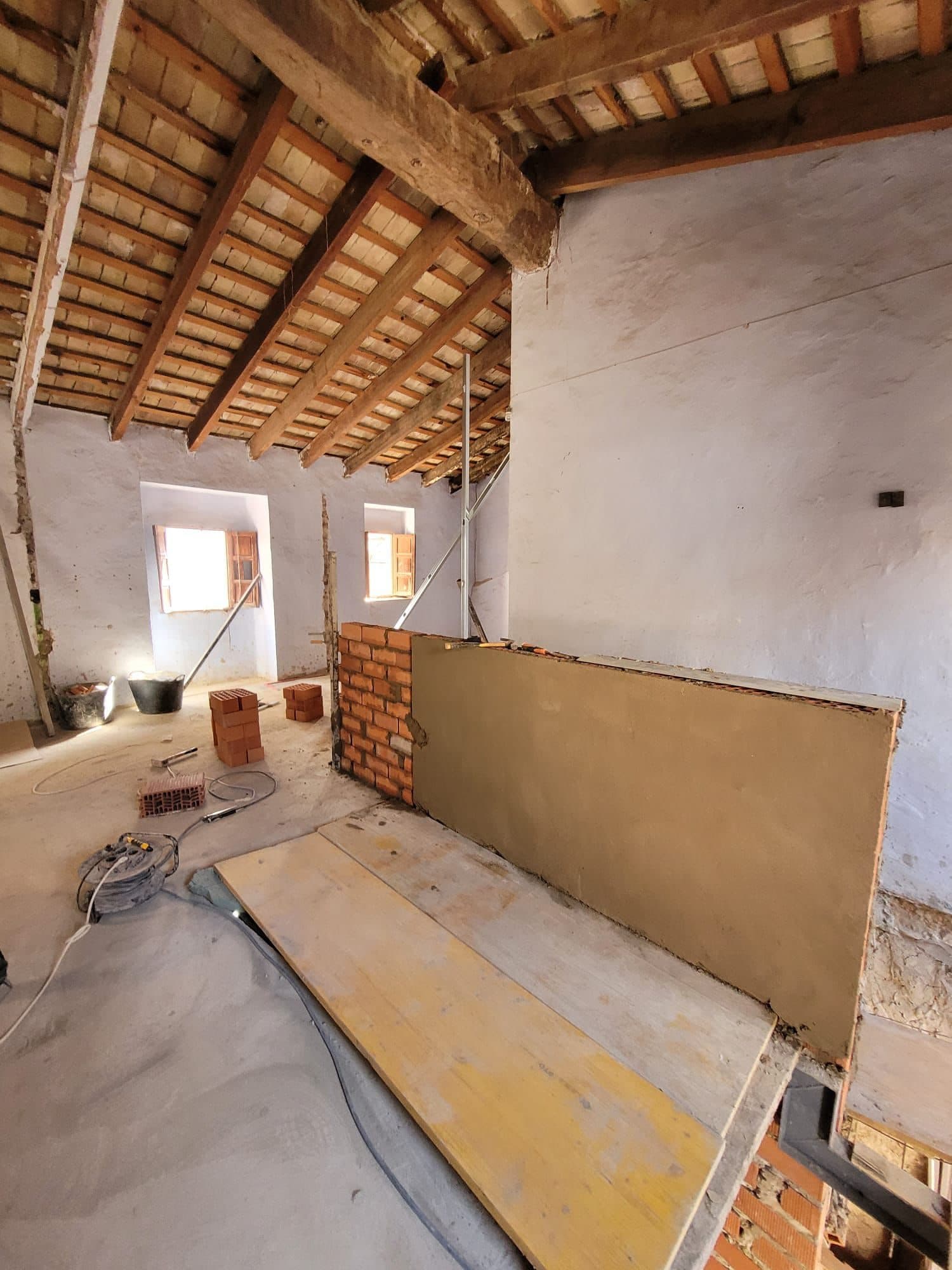 Dormitorio bajo cubierta de Casa Godella durante la obra