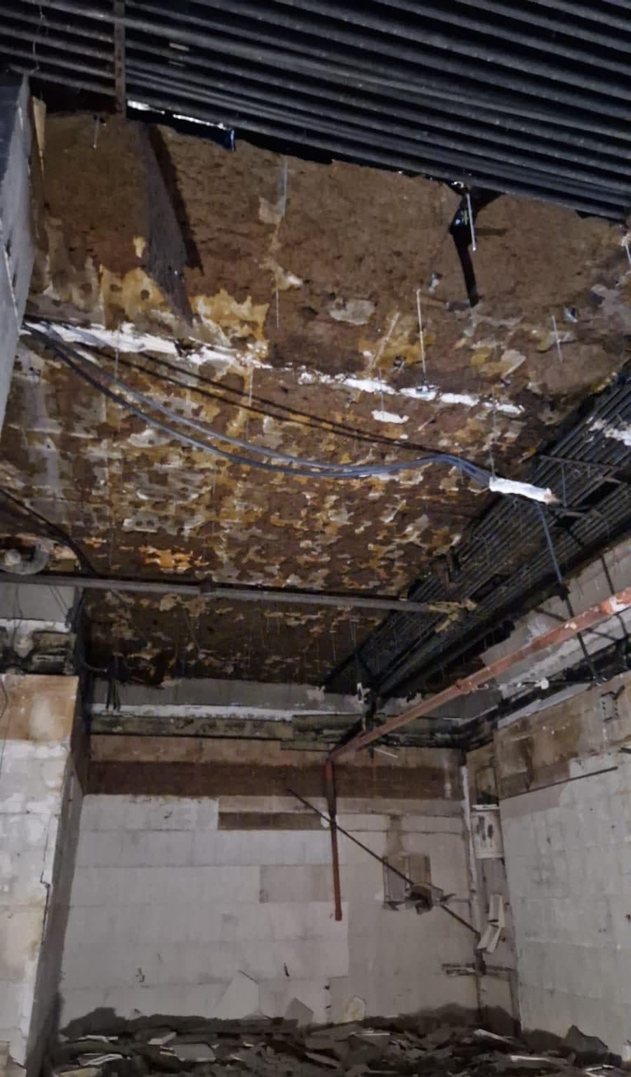 Fachada y entorno de la antigua imprenta en el barrio de Russafa