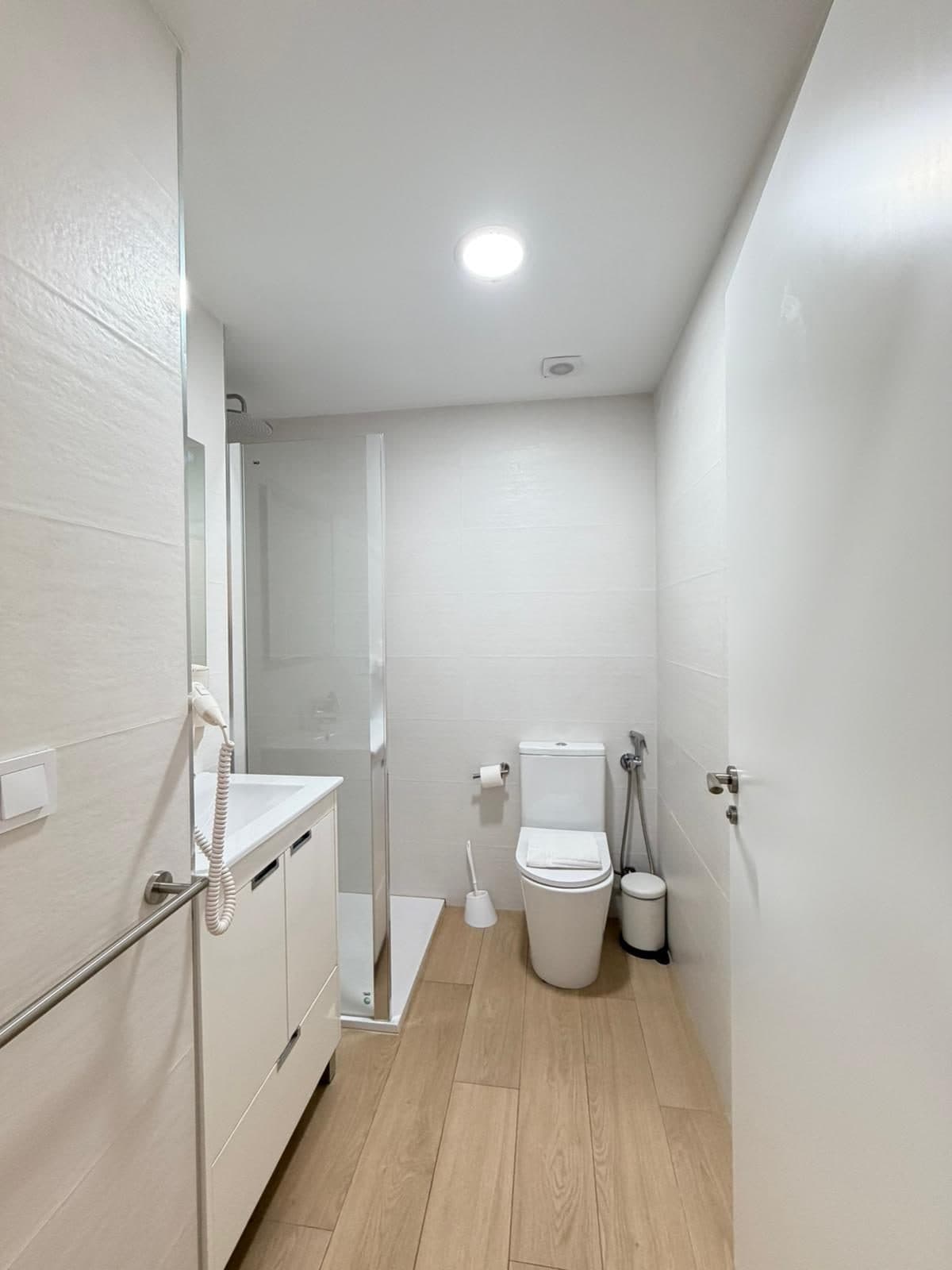 Detalle del interior reformado de la imprenta Giorgeta: roble, hierro y luz natural