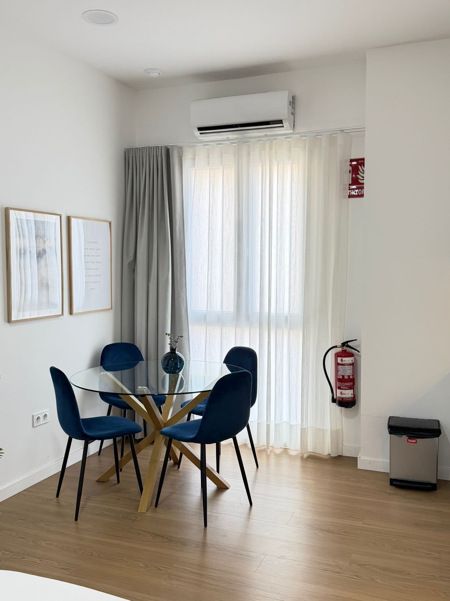 Detalle del interior reformado de la imprenta Giorgeta: roble, hierro y luz natural