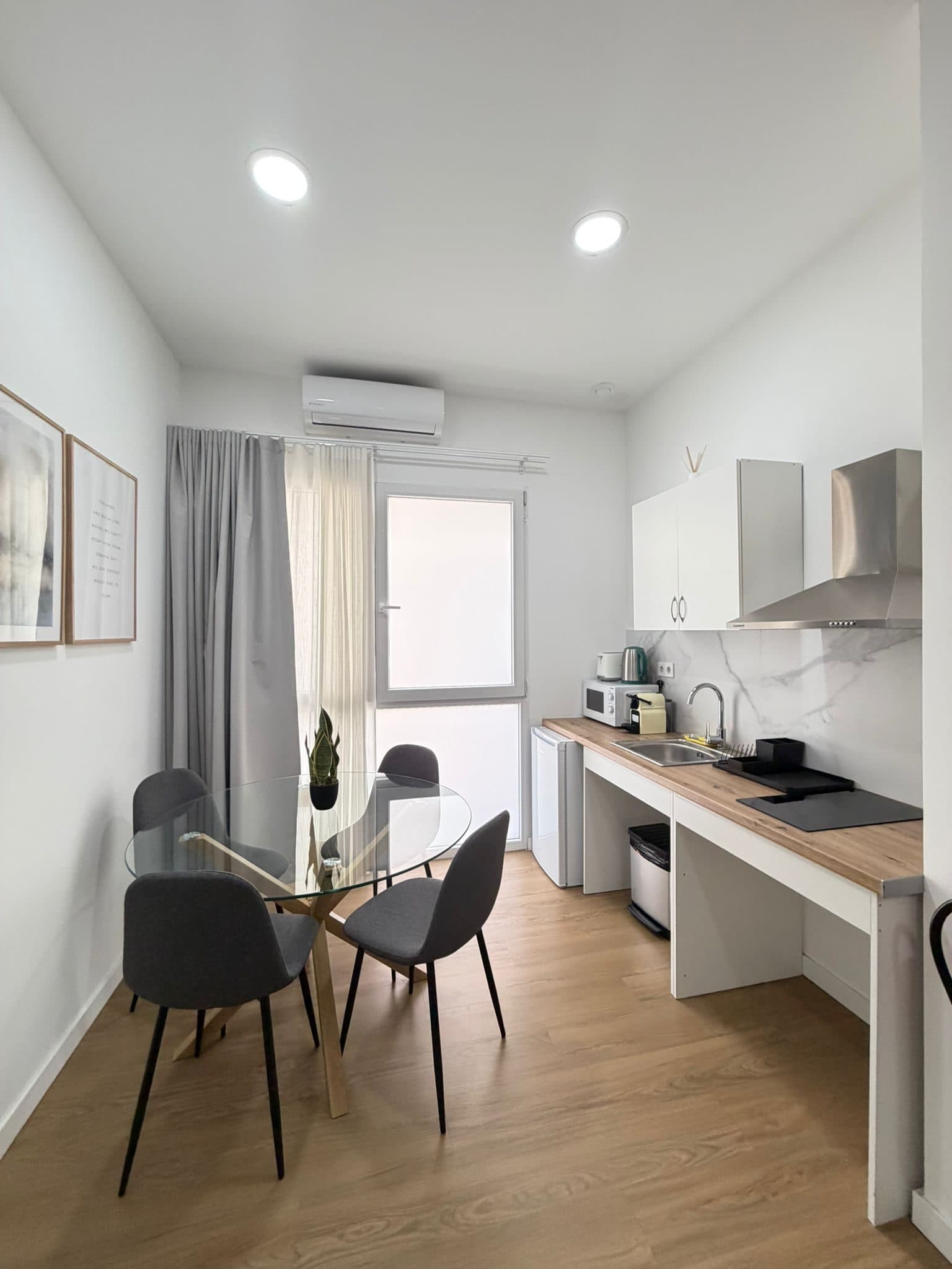 Detalle del interior reformado de la imprenta Giorgeta: roble, hierro y luz natural