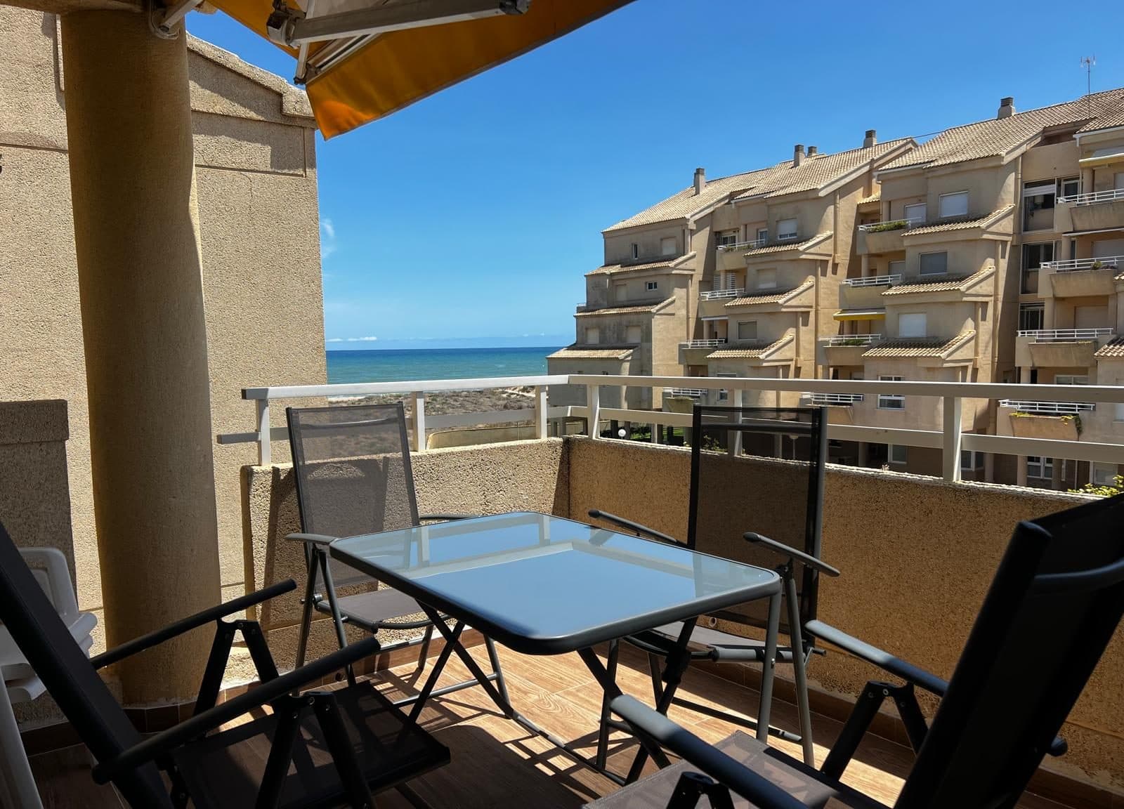 Terraza con vistas al mar de una vivienda reformada por Arena Capital