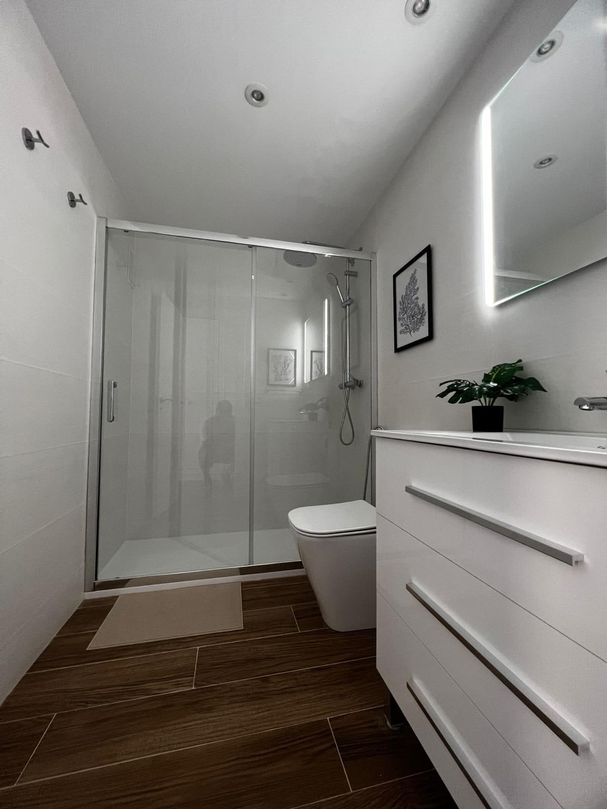 Baño reformado con acabados sobrios